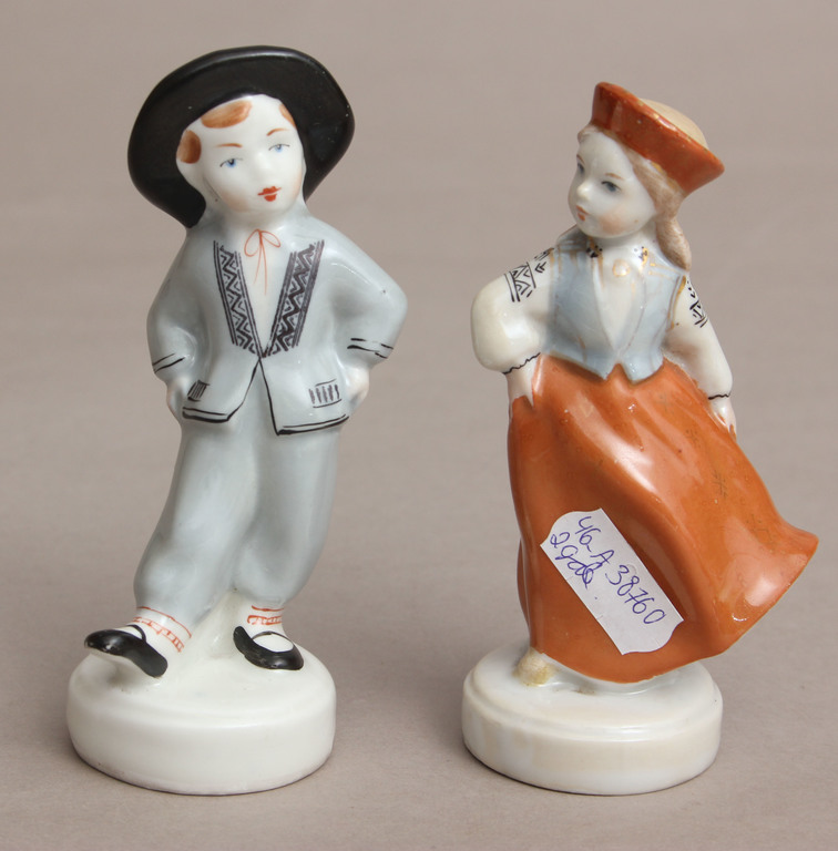 Pair of porcelain figures 
