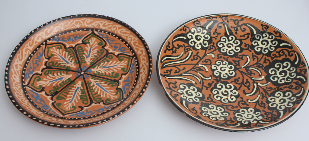 2 dekoratīvie keramikas šķīviji
