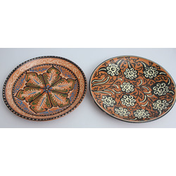 2 dekoratīvie keramikas šķīviji