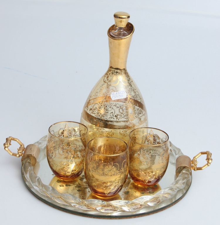 Glass decanter with 3 glasses and tray