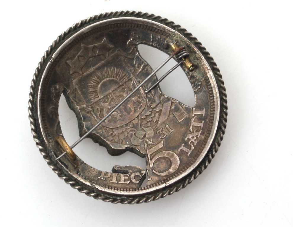 Серебряная брошь из монеты пять латов