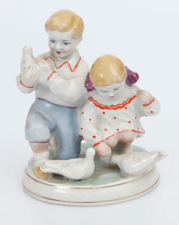Porcelāna figūra „Bērni ar baložiem”