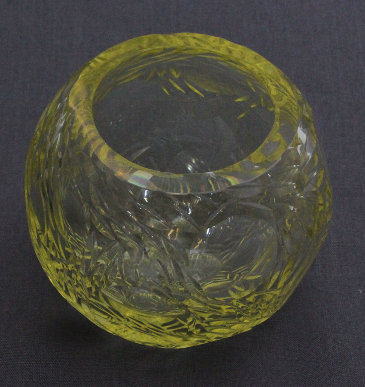 Стеклянная ваза сделана из желтого стекла