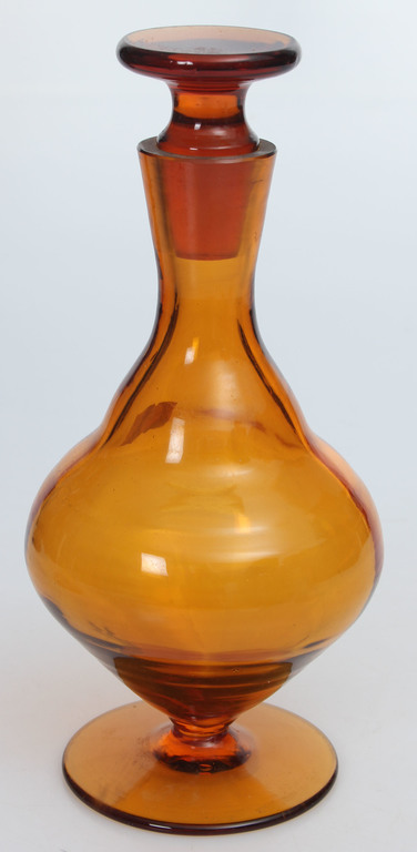 Oranžā stikla karafe