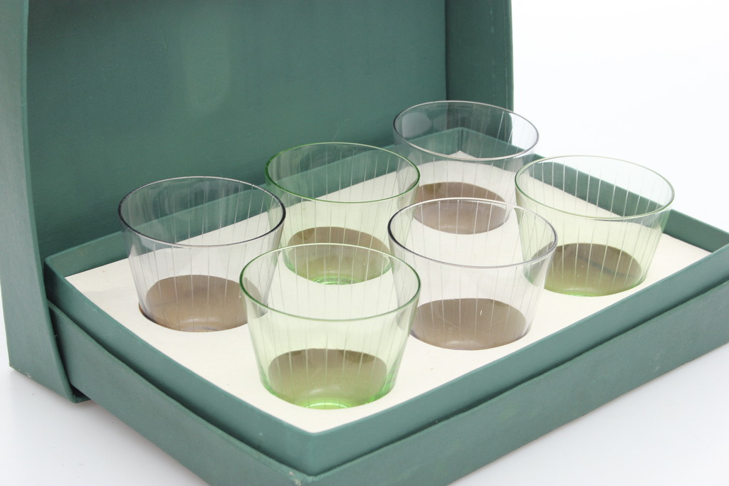 6 coloured glass glasses in the original packaging