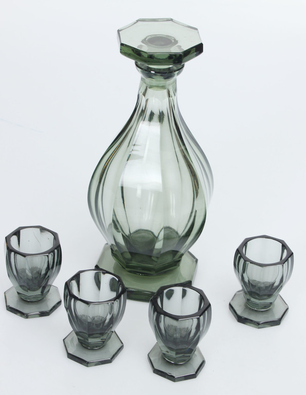 Стеклянный графин в стиле ар-деко и четыре стакана