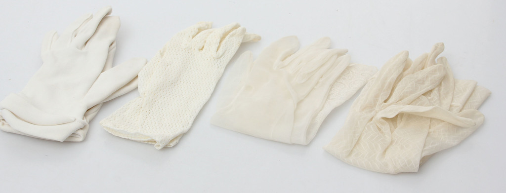 Четыре пары белых женских перчаток