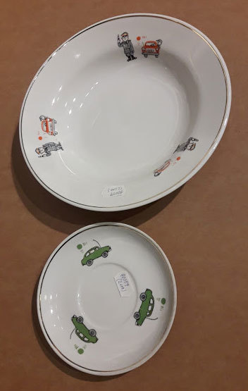 Две фарфоровые тарелки 