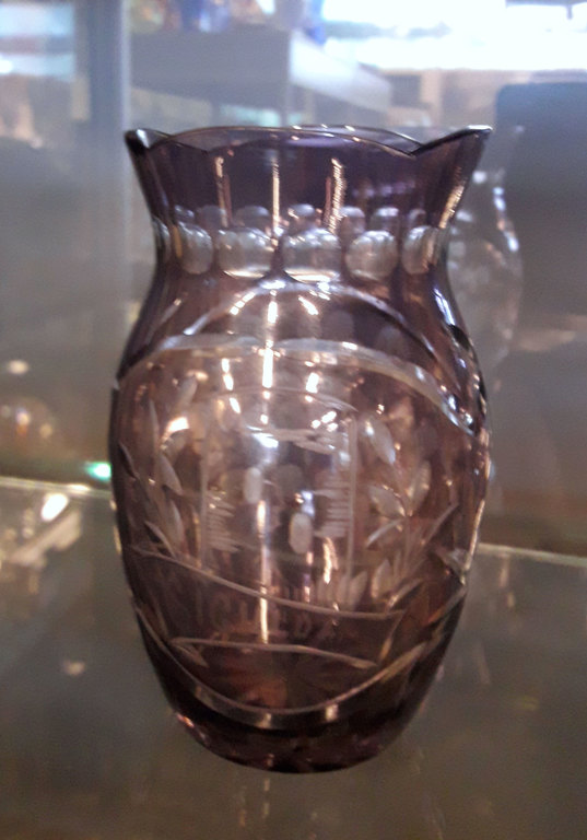 Стеклянная ваза с гравировкой 