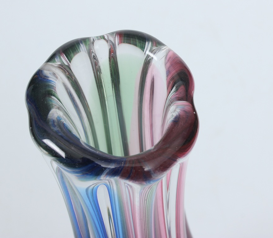 Стеклянная ваза из цветного  стекло