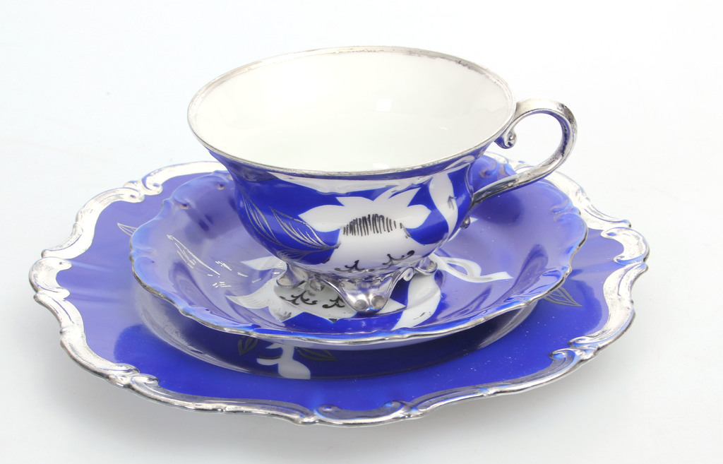 Porcelain cup with 2 saucers 