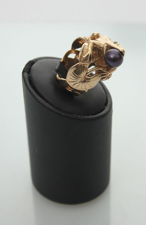 Золотое кольцо с бриллиантами, черным жемчугом и изумрудами 