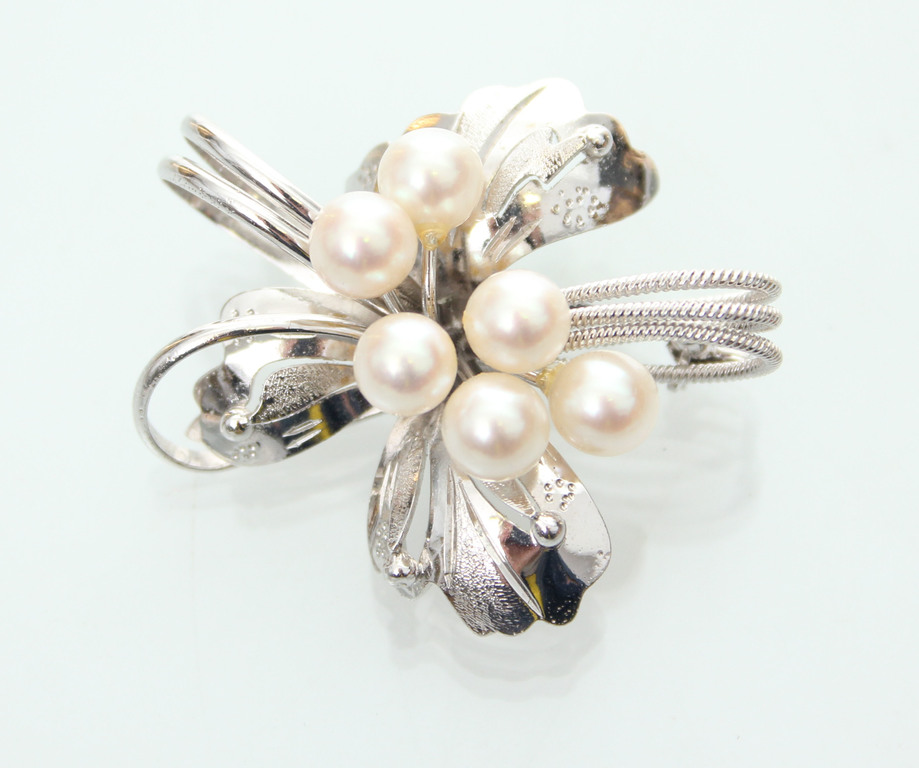 Silver brooch with pearls in Art Nouveau style