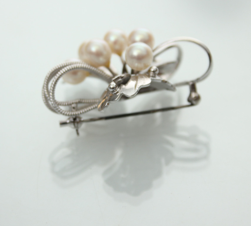 Silver brooch with pearls in Art Nouveau style
