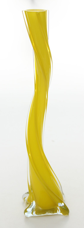 Желтая стеклянная ваза