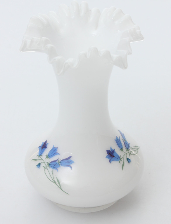 Белая стеклянная ваза 