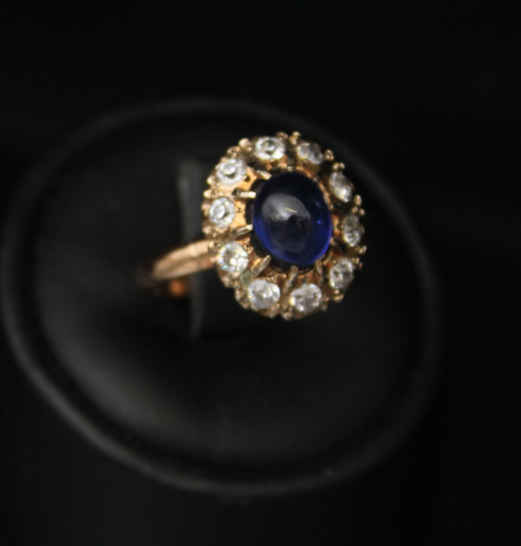 Gold ring with fianits (10 pcs.) And artificial sapphire