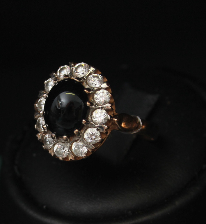 Золотое кольцо с цирконами и черным ониксом