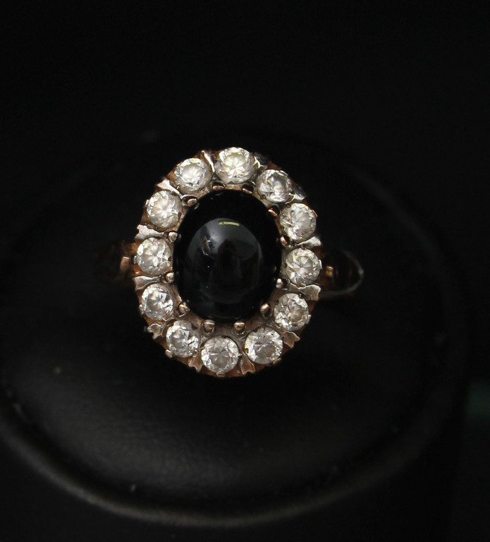 Gold ring with zircons and black onyx
