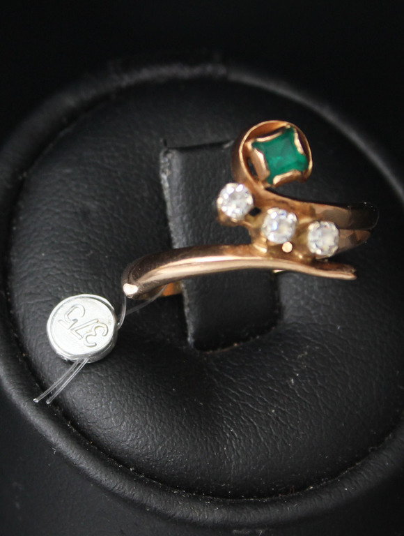 Gold ring with fianits and artificial emerald