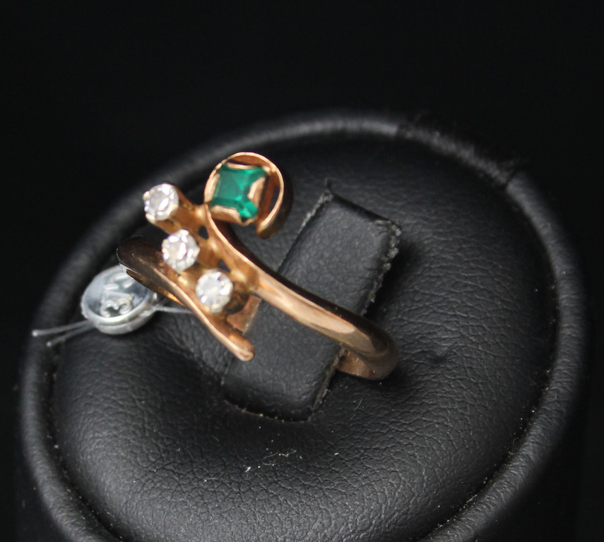 Золотое кольцо с фианитами и искусственным изумрудом