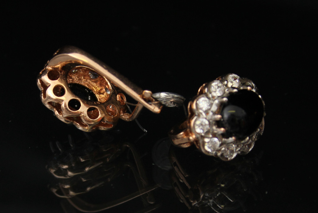 Gold earrings with zircons and black onyx