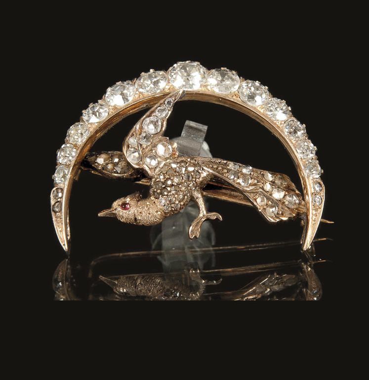 Golden brooch with diamonds