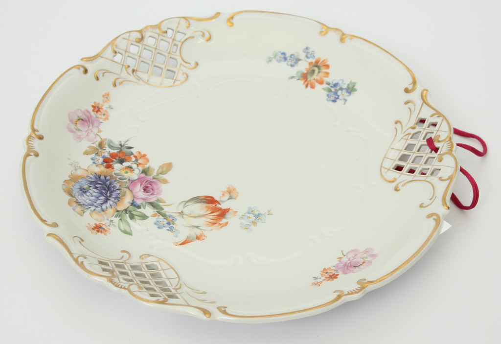 Decorative porcelain plates 