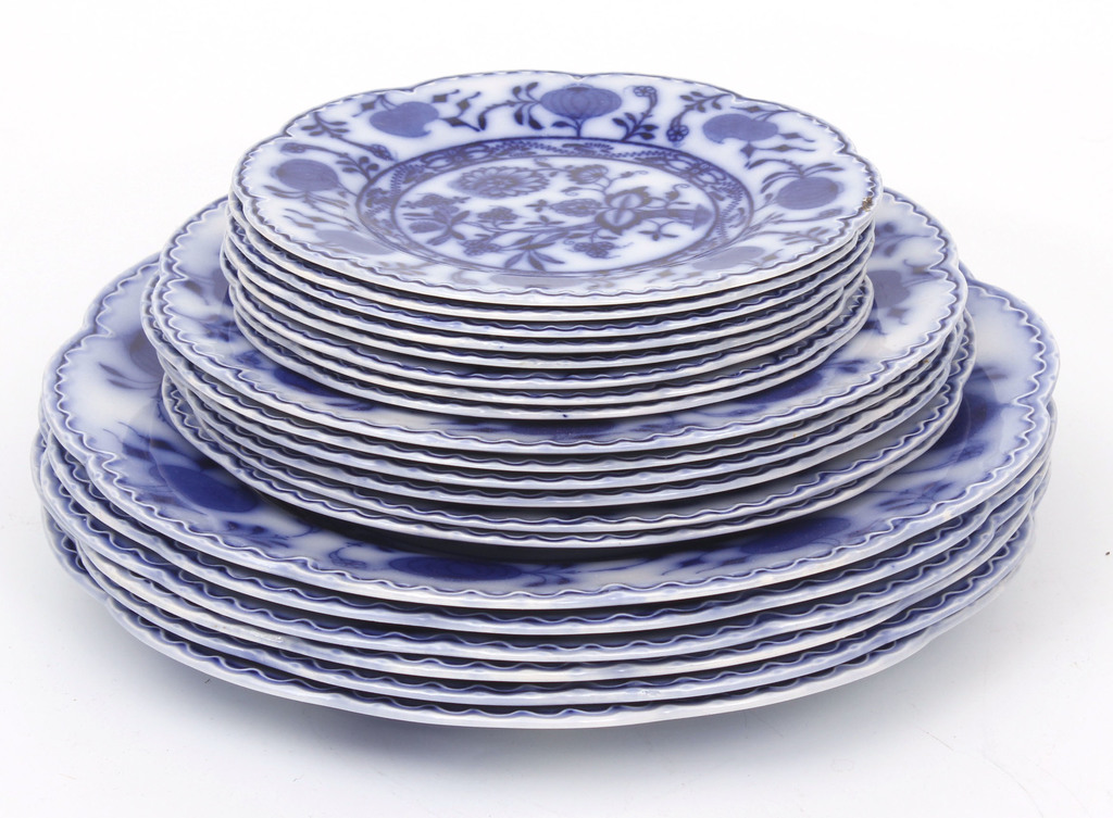 Набор фарфоровых тарелок - 6 больших, 6 средних, 8 малых