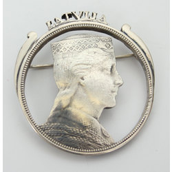 Серебряная брошь из пятилатовой монеты 