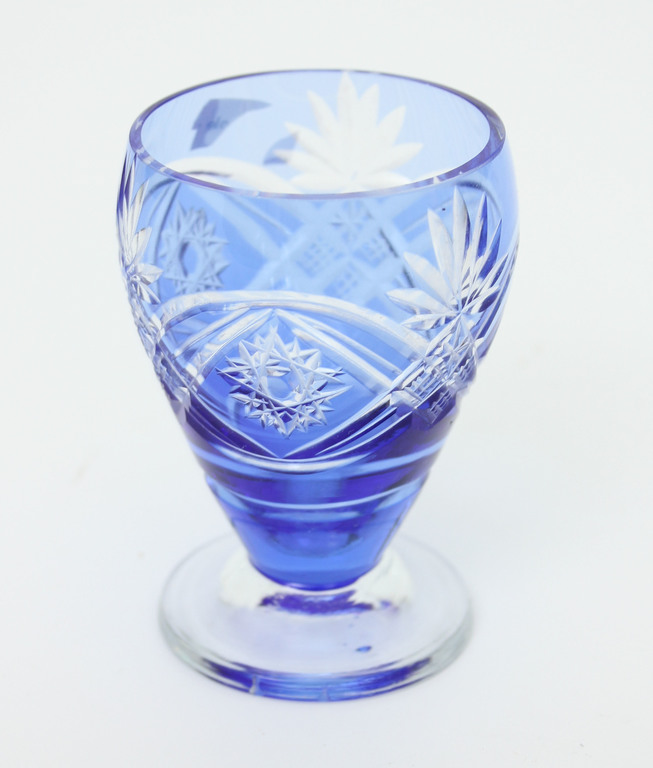 Чашка из синего стекла