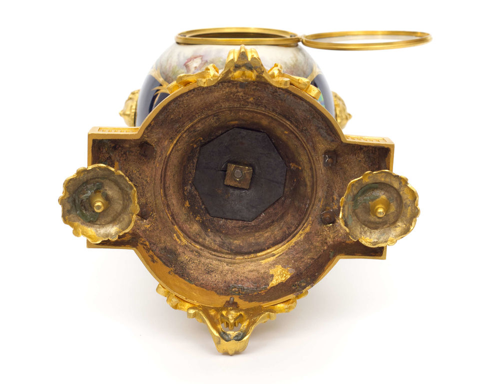 Фарфоровые часы с бронзовой отделкой