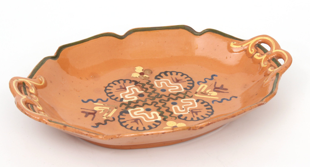 The ceramic serving plate