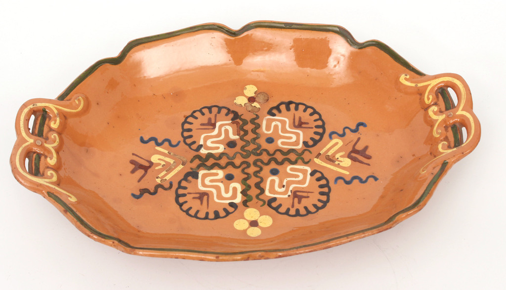 Keramikas servējamais šķvīs ovālā formā