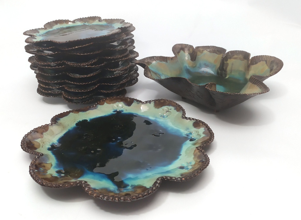 Keramikas trauku komplekts - 1 dziļais servējamais trauks, 1 servējamais šķīvis, 10 šķīvji