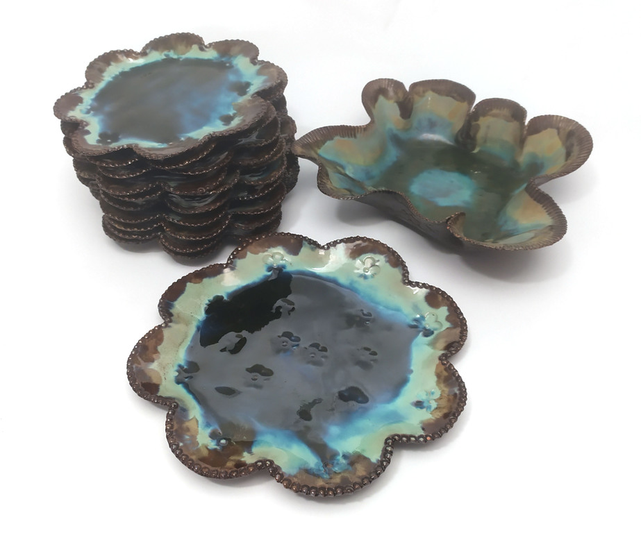 Keramikas trauku komplekts - 1 dziļais servējamais trauks, 1 servējamais šķīvis, 10 šķīvji