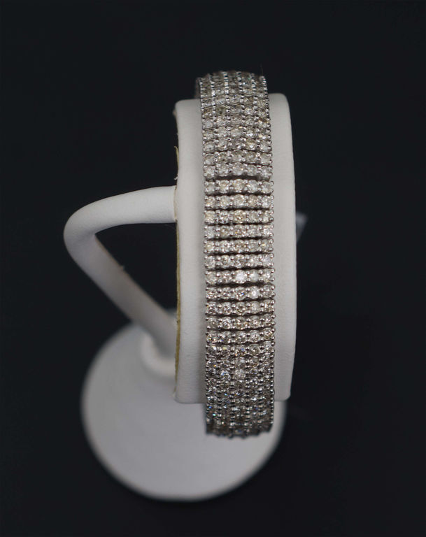 White gold bracelet with 445 natural diamonds