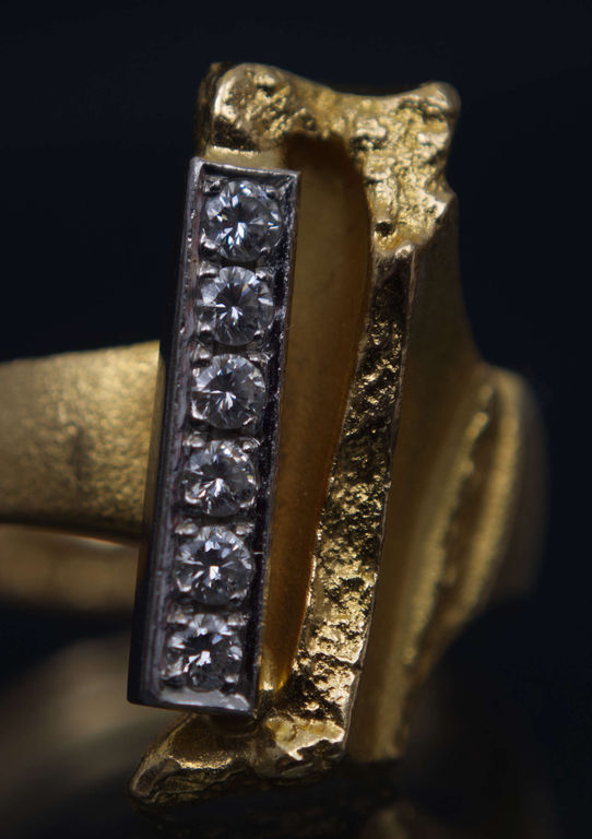Gold ring with diamonds 