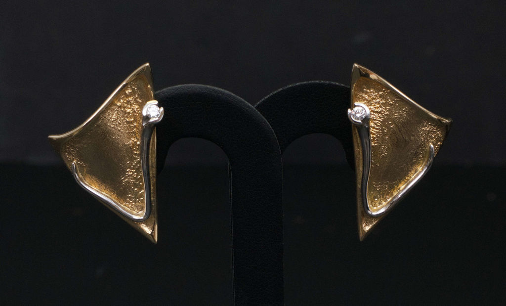 Gold earrings with diamonds 