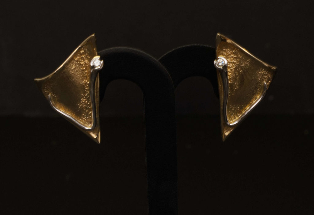 Gold earrings with diamonds 