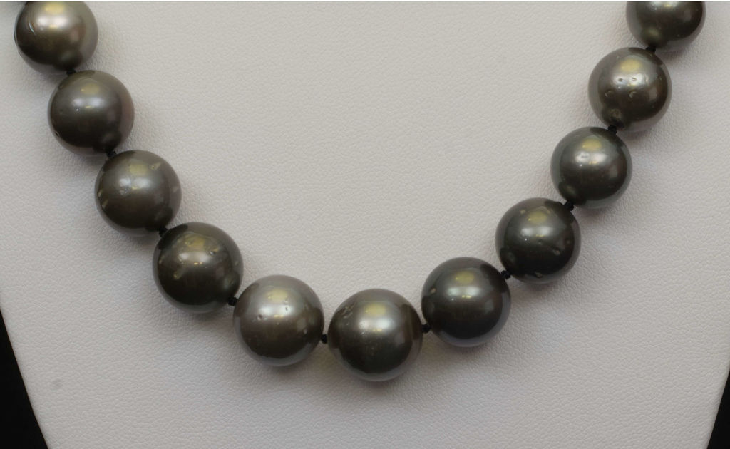 Жемчужное ожерелье серого цвета