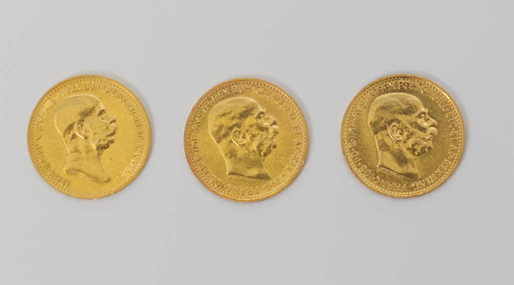 Collection of 11 gold coins