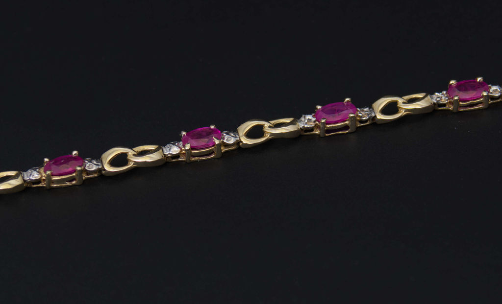 Gold bracelet with rubies