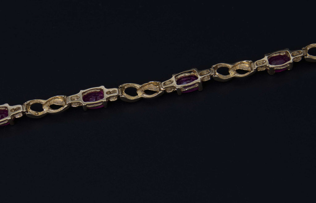 Gold bracelet with rubies