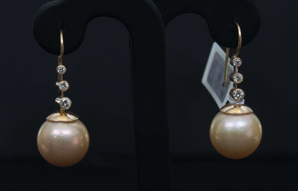 Earrings with diamonds and pearls