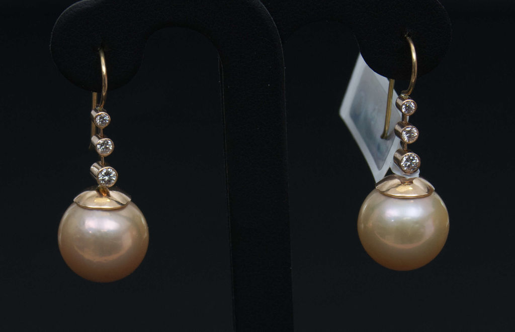 Earrings with diamonds and pearls