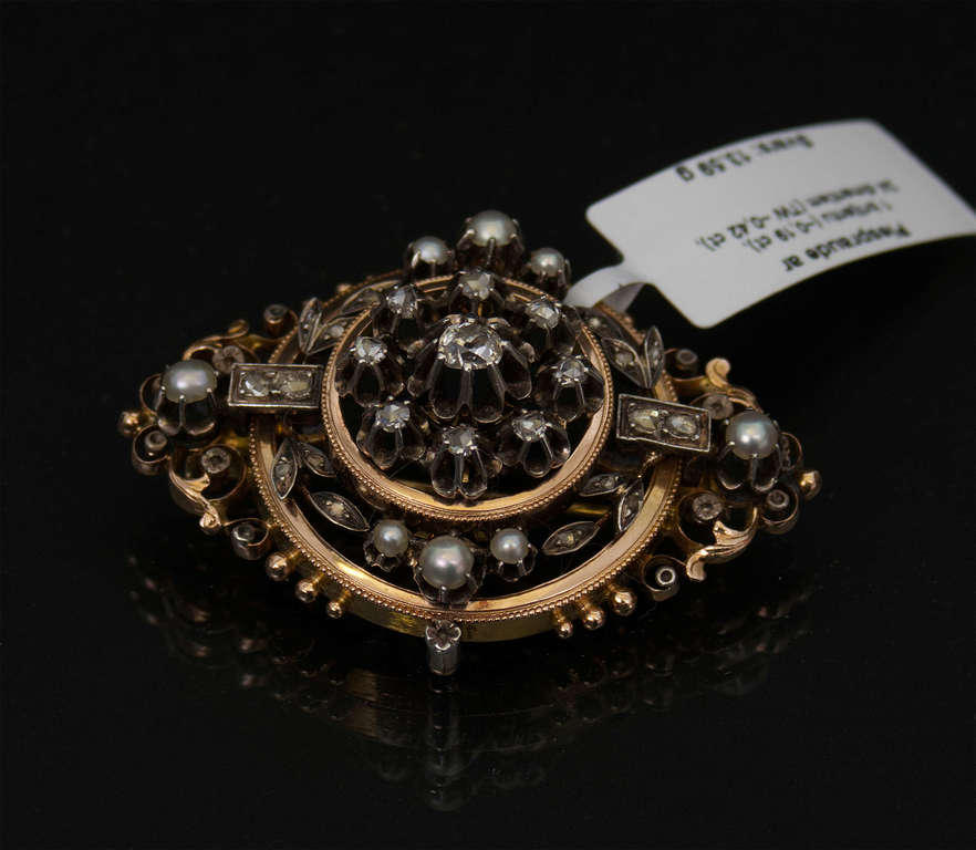 Gold brooch with diamonds and pearls