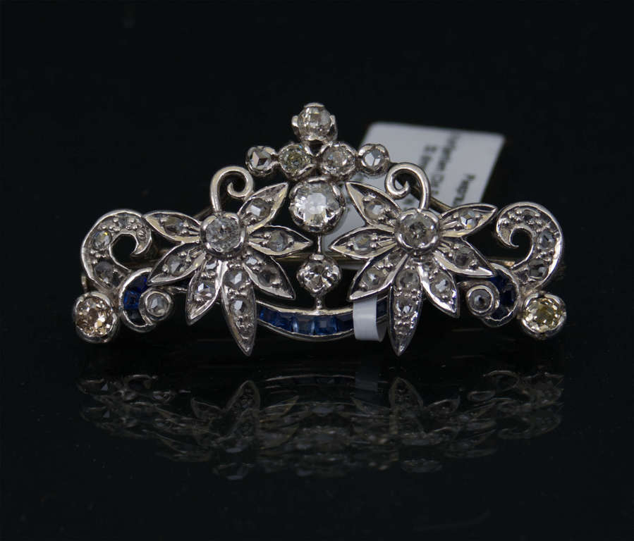 Gold and platinum brooch with 9 brilliants, 32 diamonds, sapphire