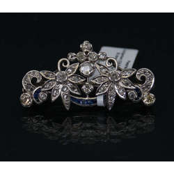 Gold and platinum brooch with 9 brilliants, 32 diamonds, sapphire