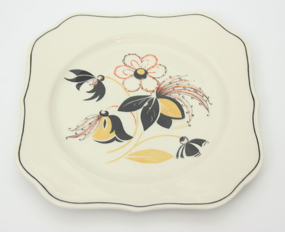 Porcelain plate with painting